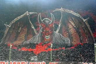 Torcida do Kaiserslautern faz provocação com pentagrama e imagem de Lúcifer