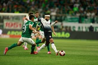 Memphis Depay em ação pelo Corinthians no Allianz Parque.
