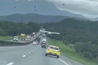 Avião monomotor faz pouso forçado em meio a veículos em rodovia de SC