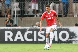 Juninho em atuação pelo Inter. 