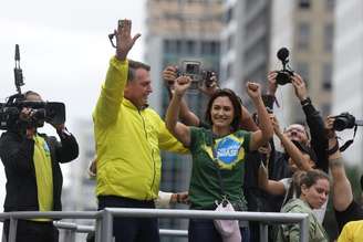 O ex-presidente Jair Bolsonaro na primeira manifestação após ter se tornado réu no Supremo Tribunal Federal (STF), acompanhado pela mulher, Michelle