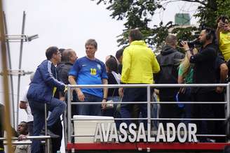 Tarcísio em cima de carro de som da manifestação