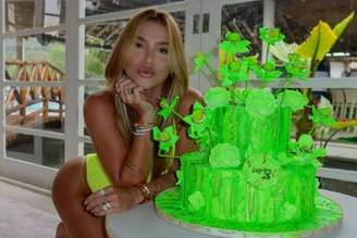 Look de Virginia Fonseca foi escolhido para combinar com bolo verde neon