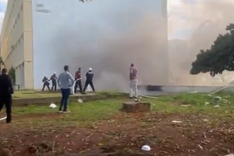 Anexo do Ministério da Educação pega fogo