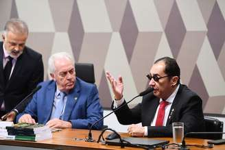 Comissão de Constituição e Justiça do Senado (CCJ) adia a votação da proposta de emenda à Constituição que acaba com a reeleição para os cargos de presidente da República, governador e prefeito