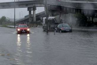 A forte chuva que caiu na região metropolitana do Rio de Janeiro causou alagamento, deixando intransitável e sem segurança a Rodovia Washington Luís (BR-040), na altura da Reduque, no município de Duque de Caxias, no fim de tarde deste sábado, 5