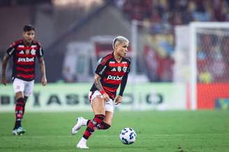 Luís Araújo (Flamengo) durante jogo contra o Internacional, no dia 29.03.2025 