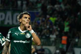 Richard Rios manda torcida fazer silêncio