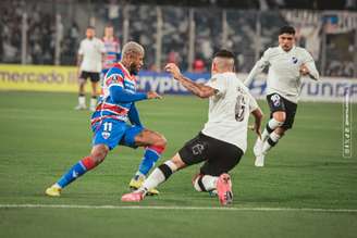 Fortaleza e Colo-Colo em ação. 