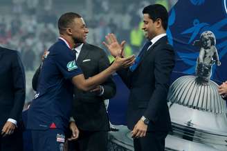 Mbappé cumprimenta Nasser Al-Khelaïfi, presidente do PSG