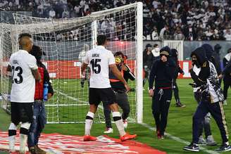 Torcedores do Colo-Colo invadem gramado