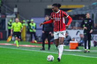 Rafael Leão (Milan) durante jogo contra a Inter de Milão, no dia 03.04.2025