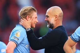 Guradiola e o carinho com De Bruyne, astro em um de seus últimos jogos pelo City e que teve bela atuação, com gol e assistência  