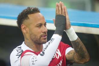 Neymar volta a jogar após mais de 40 dias e reestreia no Brasileirão.