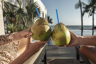 Entenda se quem tem pressão alta pode tomar água de coco
