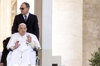 Papa Francisco faz aparição inesperada na missa de Domingo de Ramos 