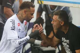 Pedro Caixinha elogiou liderança de Neymar no período em que o atacante esteve afastado dos gramados.