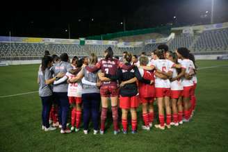 Jogadoras e comissão técnica das Bragantinas. 