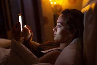 Usar o celular antes de dormir é um hábito que prejudica o descanso adequado