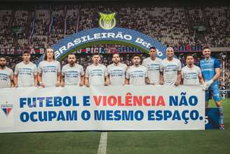 A faixa estendida pelos jogadores do Fortaleza em homenagem as vítimas no Chile. 