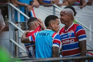 Moisés e Deyverson no fatídico lance. 