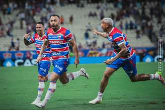 Moisés, Pikachu e Deyverson comemoram gol anulado contra o Inter. 