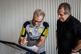 Bernardinho assina renovação de contrato (Foto Hermes de PaulaCRF)