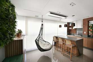 A poltrona suspensa é estilosa e funciona como uma peça decorativa de destaque Projeto: Rosangela Pena Arquitetura|