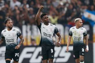 Félix Torres (centro) também está envolvido em disputa judicial do Corinthians com o Santos Laguna, do México.