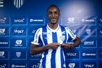 Léo Reis é apresentado pelo Avaí. 