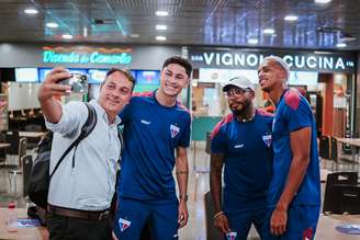 Elenco do Fortaleza no aeroporto. 