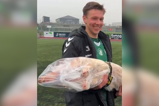 Eleito craque da partida, jogador recebe leitão assado como prêmio na Noruega