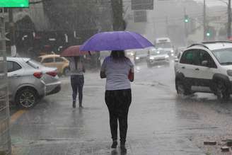 Pedestres enfrentam chuva na Avenida Brigadeiro Luiz Antônio, na região centro- sul da cidade de São Paulo. (10/03/2025)