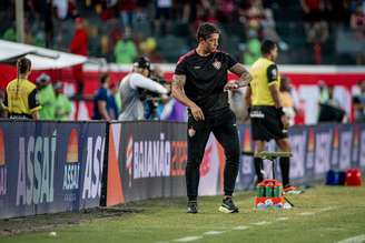 O técnico do Vitória, Thiago Carpini. 