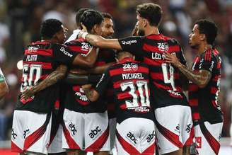 Elenco do Flamengo comemora gol contra o Juventude pelo Brasileiro –