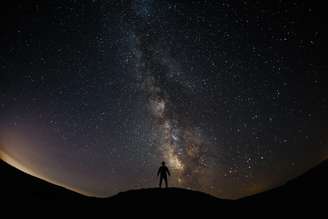 Pessoa olhando para o céu noturno