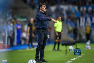 O técnico Gustavo Quinteros sob o comando do Grêmio. 