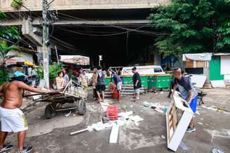 Moradores fazem barricada em entrada da Favela do Moinho após ação da PM