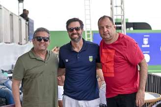 Duda Catharino ao centro 