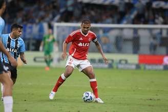 Grêmio e Inter em ação pelo Gre-Nal 447. 