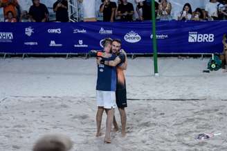 Baran de azul escuro e Cappelletti de preto e laranja 