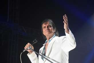 O cantor e compositor Roberto Carlos celebrando seus 84 anos com um show que faz parte de sua nova turnê "Eu Ofereço Flores", na Casa de Apostas Arena das Dunas, em Natal (RN), na noite de sábado, 19