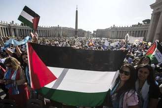 Bandeiras da Palestina em missa na Praça São Pedro, no Vaticano, em maio de 2015
