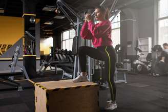 Os exercícios de fortalecimento aumentam a força muscular e a estabilidade do corpo