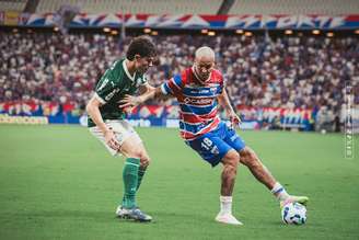 Fortaleza e Palmeiras em ação. 