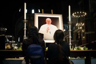 Em Londres, na Inglaterra, fiéis homenageiam papa Francisco, que morreu nesta segunda-feira, 21