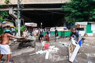 Moradores da Favela do Moinho fazem barricada na entrada da comunidade após ação da PM.
