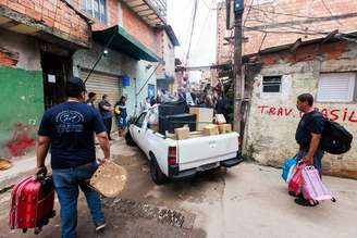 Começo da remoção foi marcada por tensão devido à presença de agentes da Polícia Militar, mas a situação acabou sendo contornada após intervenção de agentes da CDHU.