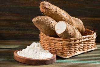 A mandioca é um alimento versátil que tem grande valor nutricional
