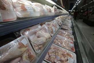 No consumo de frango, a demanda interna é por cortes como peito, coxa e sobrecoxa, enquanto outros produtos, como pés e miúdos, são procurados pelo mercado internacional